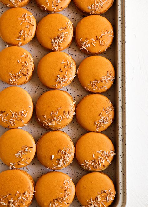 Mango Cheesecake Macarons - Eat Cho Food Homemade Macaroons, Macaroons Cookies, Cheesecake Macarons, Yellow Desserts, French Macaroon Recipes, Macaroon Cookies, Mango Cheesecake, Macaron Flavors, Mango Cream