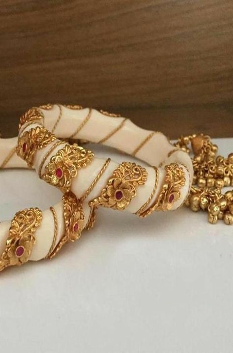 Golden Kada For Woman, Rajwadi Mangalsutra Design, Rajwadi Gold Kangan, Rajwadi Jewellery, Rajwadi Bangles, Gold Jewelry Simple Necklace, Gold Mangalsutra Designs, Jewelry Set Design, Indian Jewellery Design Earrings