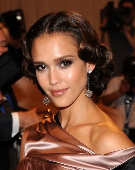 Dark Autumn celebrities — Spicemarket Colour Up Do Bun, Jessica Alba Makeup, Soul Hair, Jessica Alba Fashion, Glamour Hairstyles, Hairstyles Retro, 50s Hair, Jessica Alba Hair, Hair Middle Part