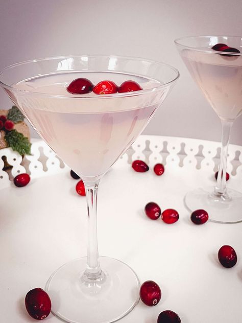 A wintery twist on the classic cosmopolitan with pink cranberry juice. Try this white winter cosmo this holiday season! Cheers! Winter Cosmo, Pink Cranberry Juice, Cosmopolitan Cocktails, Cosmo Recipe, White Cosmo, Appetizers For Kids, Potluck Party, Strawberry Banana Smoothie, Winter Drinks