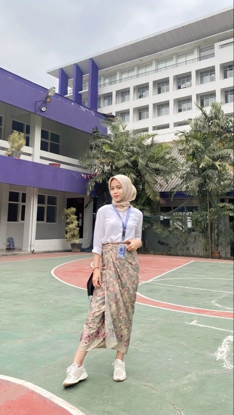 Ootd Kebaya Hijab Modern, Outfit Kondangan Casual, Rok Lilit, Ootd Poses, Hijab Style Casual, Hijab Ootd, Style Hijab, Everyday Fashion Outfits, Hijab Fashion Inspiration