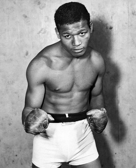 SUGAR RAY ROBINSON read @pz.1972 latest article on boxing royalty via the link in bio 🇺🇸 🥊 Sugar Ray Leonard, Ray Leonard, Sugar Ray Robinson, Boxing Images, Boxing Posters, Boxing History, Best Facebook, Boxing Champions, Legends And Myths