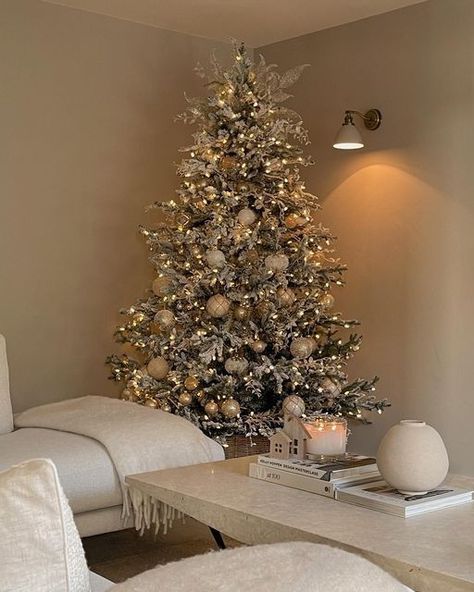 Christmas Tree Inspo, Snowy Christmas Tree, Christmas Tree Decorating Themes, Christmas Apartment, Neutral Christmas Decor, Elegant Christmas Trees, Cosy Christmas, Christmas Themes Decorations, Christmas Tree Inspiration