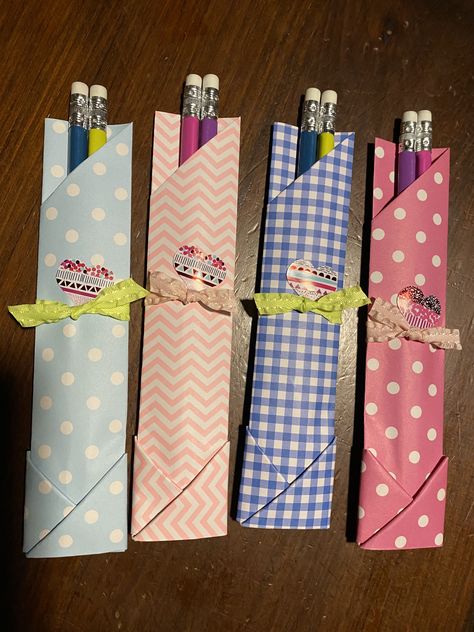 Pen Gift Packing Ideas, Jw Gifts Diy Special Convention, Children's Day Gifts For Students, Pen Gift Wrapping Ideas, Diy Gift Bags From Wrapping Paper, Pioneer School Gifts, School Kids Crafts, Goodbye Gifts, Gift Bags Diy