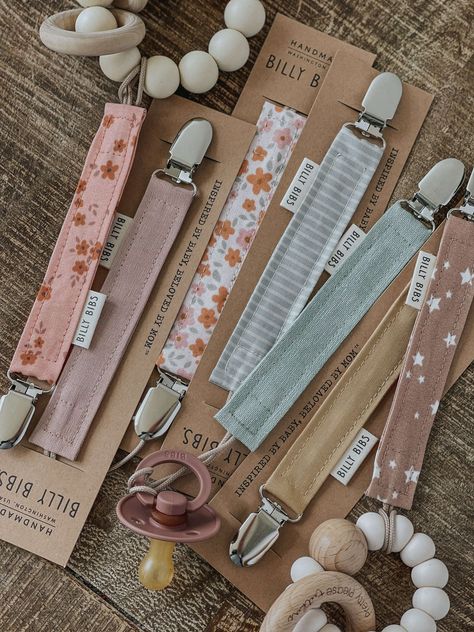 Pacifier Clips Diy, Billy Bibs, Pochette Diy, Boho Baby Clothes, Handmade Bib, Baby Pacifier Clip, Newborn Bows, Baby Presents, Pacifier Clips