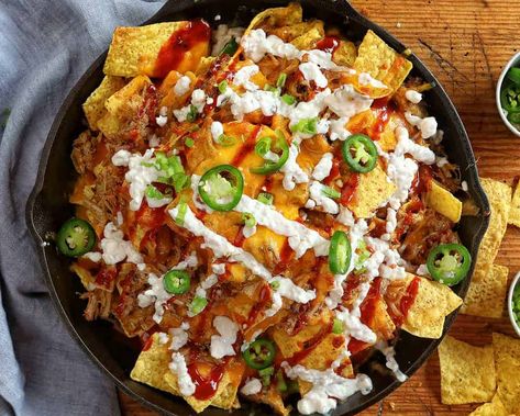 Up your appetizer game with these flavor packed pulled pork nachos! #pulledpork #pork #nachos #gamedayrecipes #appetizer #nachorecipes #skilletnachos #skilletrecipes #iamhomesteader #homesteadrecipes #homesteading Nachos Oven, Pulled Pork Nachos Recipe, Pork Nachos Recipe, Best Nacho Recipe, Pull Pork, Pulled Pork Leftover Recipes, Nacho Recipe, Slow Cooked Pulled Pork, Pulled Pork Nachos