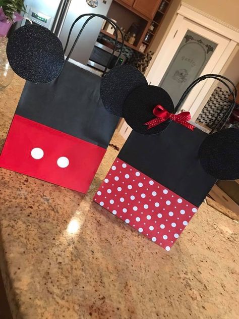 Disney Gift Bags, Cheer Gift Bags, Summit Cheer, Cheer Nationals, Disneyland Gifts, Gift Bag Ideas, Disney Swag, Cheer Bag, Disney Theme Party