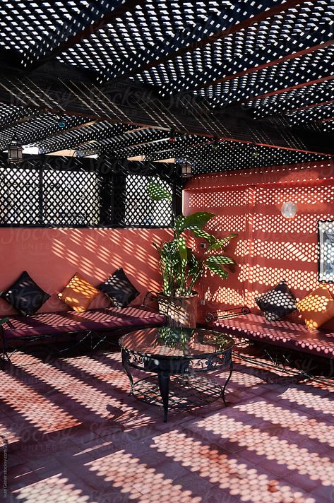 Moroccan Style Balcony, Moroccan Rooftop Terrace, Moroccan Style Garden, Moroccan Pergola, Morocco Terrace, Moroccan Patio Ideas, Moroccan Terrace, Moroccan Exterior, Moroccan Balcony