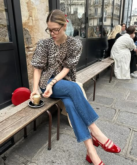 Looks de inverno com oncinha: inspirações fáceis e fashionistas » STEAL THE LOOK Fall Parisian Style, Red Flats Outfit, Jane Outfits, Mary Jane Outfit, Red Shoes Outfit, Corporate Attire Women, Parisian Style Outfit, Classy Business Outfits, Ballerina Outfit