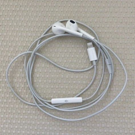 These wired earpods are the cheaper option to the wireless airpods! Check it out on amazon with my link! Apple Earpods, Apple Earphones, Iphone Headphones, Earphones Wire, Apple Headphone, Ear Buds, What In My Bag, Wired Headphones, Phone Calls