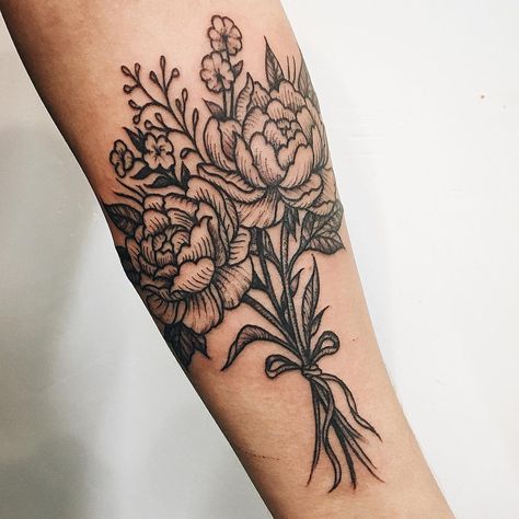 19 Outrageously Pretty Botanical Tattoos Miniature Tattoos, Botanisches Tattoo, Men Flower Tattoo, Flower Bouquet Tattoo, Bouquet Tattoo, Meaningful Tattoos For Women, Small Meaningful Tattoos, Botanical Tattoo, Temporary Tattoo Designs