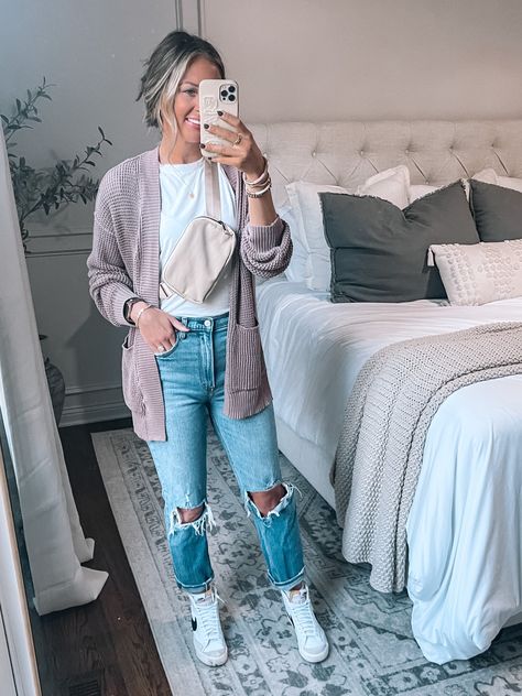 Casual Cardigan Outfits Leggings, Casual Outfits With Jeans And Sneakers, Casual Outfits With Cardigans, Spring Outfits Casual Sneakers, Ankle Jeans Outfit Sneakers, Outfits With High Top Sneakers Women, Fall 2023 Mom Outfits, Nike And Jeans Outfit, Nike Jeans Outfit