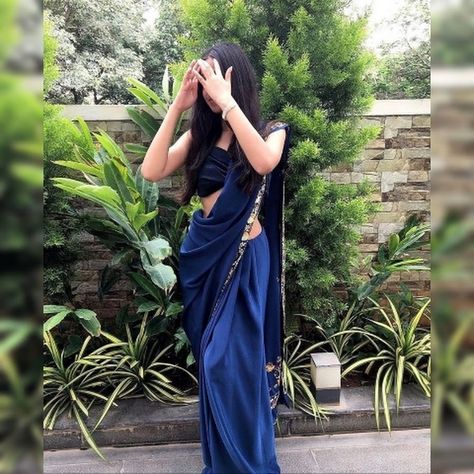 Sarii Poses Photo, Farewell Couple Pictures, Farewell Sarees Colleges, Farewell Saree, Farewell Sarees, Indian Dress Up, Simple Saree Designs, Traditional Blouse Designs, Fest Outfits