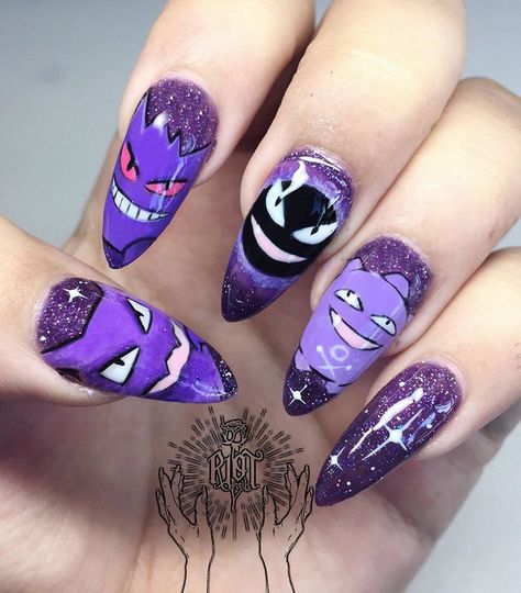 ꧁༒.𝕽𝖎𝖔𝖙.༒꧂ en Instagram: “Pokémon 🖤✨ mis personajes fav todo a mano alzada #pokemonnails #pokemon #pokémon #haunter #gengar #gastly #gothic #gothicnails #ghostpokemon” Pokémon Haunter, Gengar Nails, Pikachu Nails, Nail Designs Simple, Disney Acrylic Nails, Crazy Nail Designs, Simple Nail Art, Witchy Nails, Nail Art Pictures