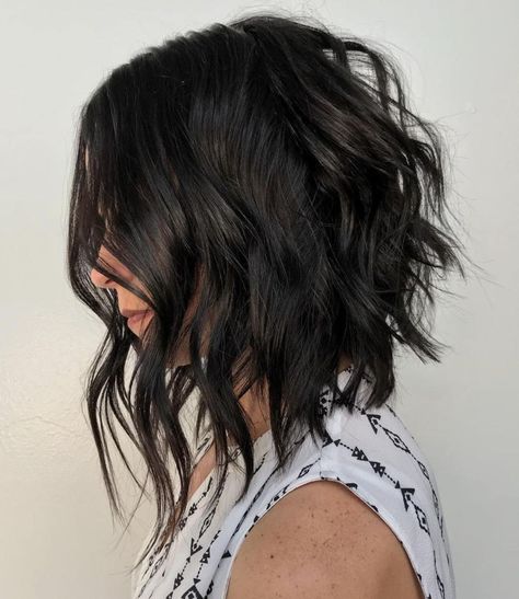 Edgy Angled Wavy Black Bob Pelo Bob Ondulado, Low Maintenance Short Haircut, Long Angled Bob, Medium Short Haircuts, Angled Bob Hairstyles, Thick Wavy Hair, Medium Short Hair, Angled Bob, Hair Cut Ideas