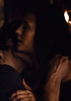 Damon And Elena Kiss, Romantic Kiss Gif, Elena Damon, Video Romance, Ian Somerhalder Vampire Diaries, Damon Salvatore Vampire Diaries, Vampire Diaries Seasons, Vampire Diaries Damon, Black Couples Goals