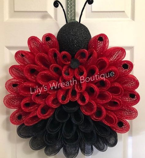 Ladybug Decorations, Burlap Flower Wreaths, Ladybug Wreath, Whimsical Wreaths, Mesh Wreath Diy, Deco Wreaths, Burlap Flowers, Sunflower Wreaths, Wreath Tutorial