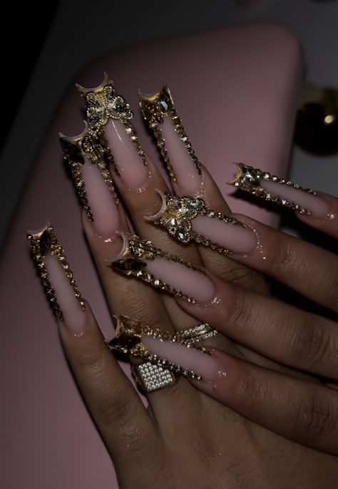 Classic Long Nails, Gem Ideas For Nails, Long Dramatic Acrylic Nails, Gold Baddie Nails, Black And Gold Birthday Nails, Long Gold Nails, Gold Long Nails, Gold Bling Acrylic Nails, Black And Gold Acrylic Nails