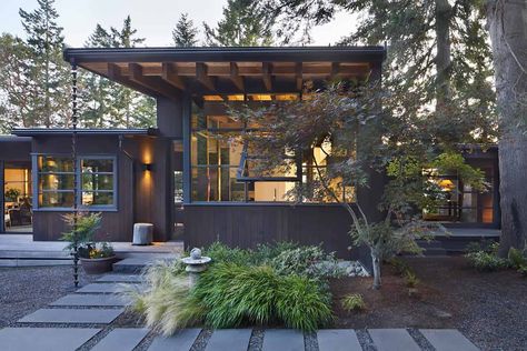 This modern beach house provides a cozy refuge in Washington State Exterior Modern, Cedar Trees, Modern Beach House, Modern Beach, Modern Cabin, Cabin Design, Mountain House, Low Ceiling, Front Garden