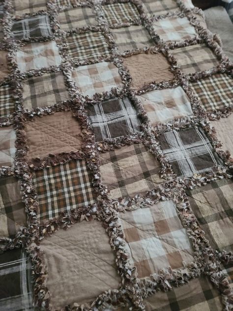 Rag quilt 2023 Western Rag Quilt, Rag Quilts Ideas, Quilt For Men, Diy Rag Quilt, Easy Rag Quilt, Rag Blanket, Rag Quilting, Quilt Tips, Rag Quilts