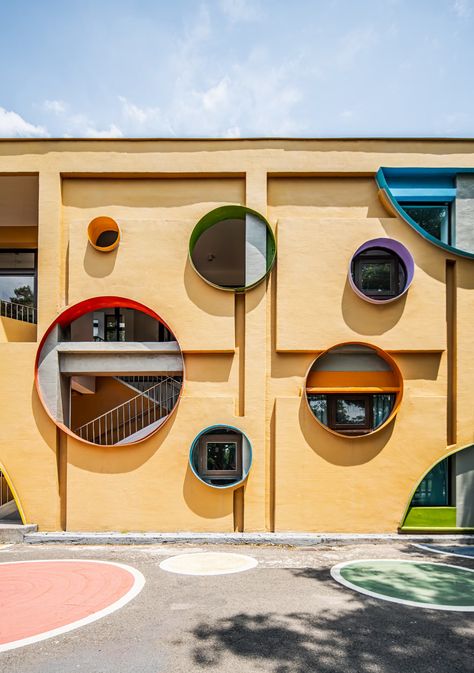 Circle Stairs, Circle Windows, Classroom Architecture, Open Courtyard, Architecture Schools, Circle Window, Circular Buildings, Window Architecture, Warehouse Design