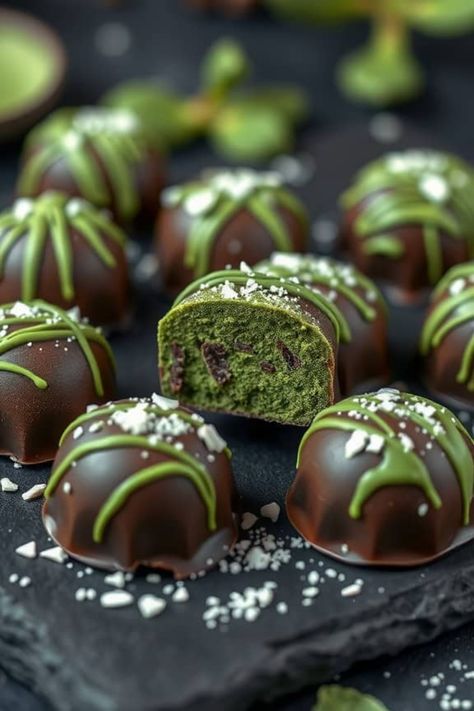 Matcha-flavored chocolates drizzled with green icing and sprinkled with white candy, with one piece cut open to reveal a green interior. Matcha Christmas, Matcha Truffles, Chocolate Peppermint Truffles, Gluten Free Christmas Desserts, Truffles Recipes, Matcha Baking, Peppermint Truffles, Homemade Truffles, Dessert Truffles