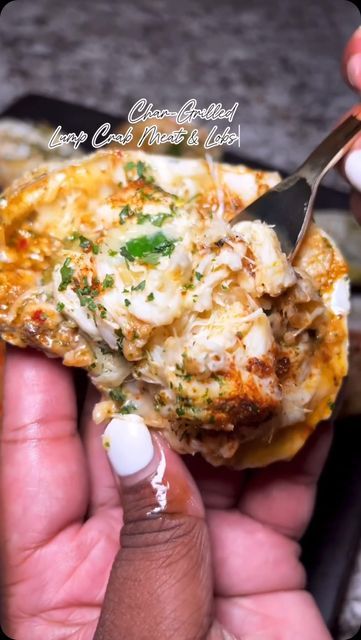 Seafood Network🦞🦐🦀🦑🐙🍤 on Instagram: "Char-Grilled Lump Crabmeat & Lobster Stuffed Oysters 🔥  @theofficialbosschef   if oysters are your favorite, then you’re in the right place.    Step out that comfort zone and make some of these unforgettable Oysters 🦪 *chef kiss* 💋   Grocery List ✨ Fresh Oysters  Lump Crab Meat Or Lobster Claw Meat Lemons  Minced Garlic Spinach  Parsley  Old Bay Seasoning Crushed Red Pepper Flakes Kerrygold Butter  Parmesan Cheese  Heavy Whipping Cream (optional but highly recommended)" Stuffed Oysters, Lump Crab Meat Recipes, Grilled Crab, Lump Crab Meat, Kerrygold Butter, Smoked Oysters, Chef Kiss, Grilled Oysters, Garlic Spinach