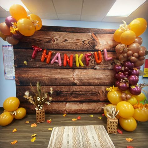 Diy Fall Backdrop Ideas, Friendsgiving Picture Backdrop, Thanksgiving Backgrounds Photo Booth, Thanksgiving Picture Backdrop Ideas, Thanksgiving Backdrop Ideas Diy, Thanksgiving Backdrop Ideas, Thanksgiving Photo Backdrop, Thanksgiving Backdrop, Thanksgiving Dining Table