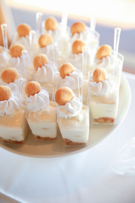 Dessert Cup Ideas, Banana Pudding Southern, Wedding Dessert Cups, Dessert Bar Party, Banana Pudding Cups, Banana Pudding Dessert, Pudding Ideas, Dessert Shooters Recipes, Diy Dessert Table