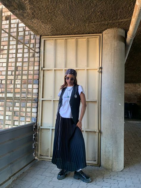 Look pleated black skirt, with oversized shirt and pinstriped waistcoat. Oversized Waistcoat Outfit, Skirt With Oversized Shirt, Oversized Waistcoat, Dark Academia Aesthetic Outfit, Pleated Black Skirt, Waistcoat Outfit, Masculine Outfits, Gothic Outfit, Pleaded Skirt