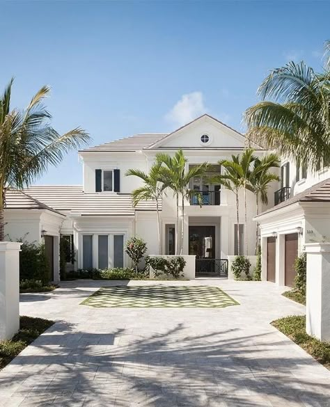 Florida Mansion Exterior, Beach Houses Floorplans, Modern Summer House Exterior, Beach House Exteriors Coastal, Aesthetic Home Outside, Palm Beach Florida Houses, Preppy Beach House Bloxburg, White Modern Beach House Exterior, Coastal Home Outside