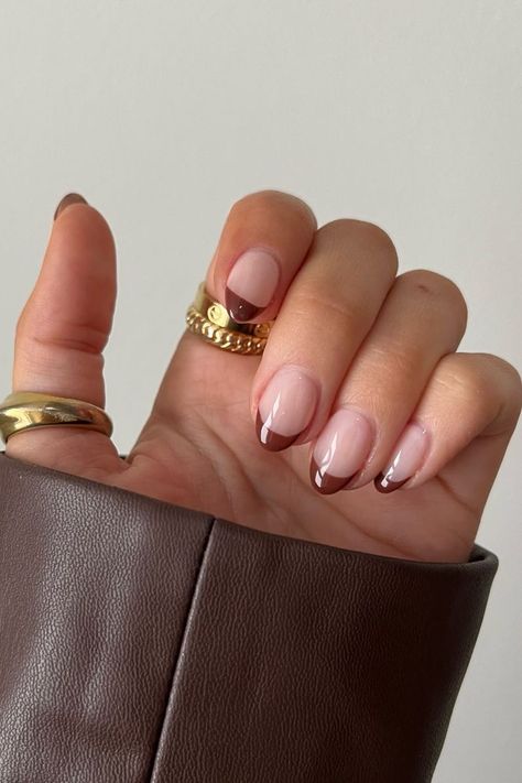 Short Autumn Acrylic Nails, Autumn Nails Inspo Short, Autumn Tipped Nails, Brown Tip Gel Nails, Pretty Nail Ideas Almond, Chocolate Brown French Tip Almond Nails, Chocolate Brown Tip Nails, Fall Nails Inspiration Almond, Neutral Nails Tips