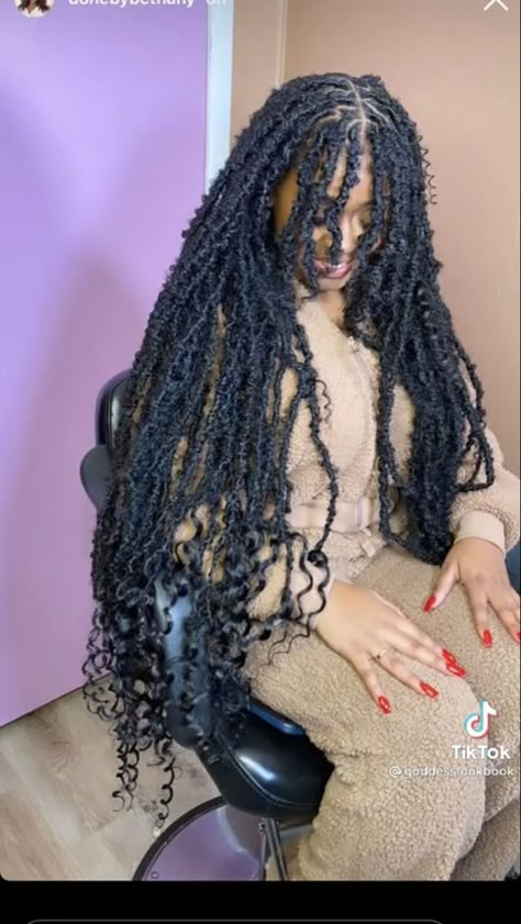 Bohemian Soft Locs Long, Boho Locs With Bangs, Small Goddess Locs, Layered Faux Locs, Locs With Weave, Bangs Locs, Butterfly Locs With Curls, Small Butterfly Locs, Faux Locs With Bangs