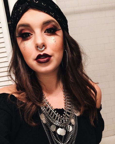 DIY fortune teller Halloween costume, fortune teller makeup, dark Esmerelda Fortune Teller Make Up, Tarot Reader Costume, Diy Fortune Teller, Fortune Teller Makeup, Fortune Teller Halloween, Fortune Teller Costume, Makeup Dark, Dark Circus, Performance Hairstyles