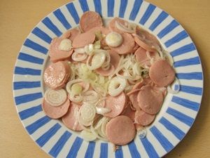 Austrian knackwurst salad, perfect salad when watching football. Men love this sausage salad :-) Nostalgic Food, Sausage Salad, Austrian Food, The Perfect Salad, Recipe Salad, Watching Football, Hungarian Food, Perfect Salad, Recipes Savory