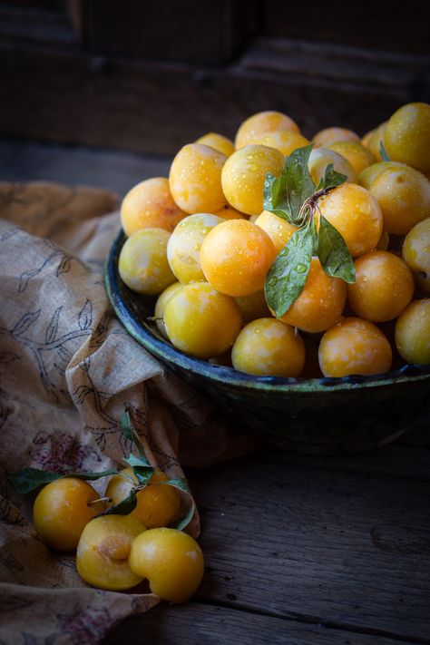 Prune Fruit, Healthy Fruits And Vegetables, Dark Food Photography, Yellow Plums, Watercolour Landscape, Green Bowl, Fruit Tree, Fruit Painting, Delicious Fruit