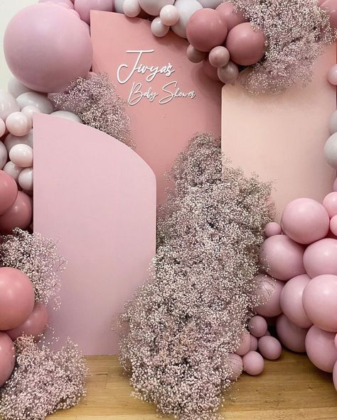 Elari Events’s Instagram post: “☁️PINK LININGS☁️ Candy floss clouds of fresh pink gypsophila is the Sunday morning forecast we love to see🤩💕🎀🌸💖 . . . . #theelarieffect…” Elari Events, Pink Gypsophila, Balloon Topiary, Bday Shoot, Balloon Designs, Candy Floss, Taste The Rainbow, Balloon Design, Hen Party