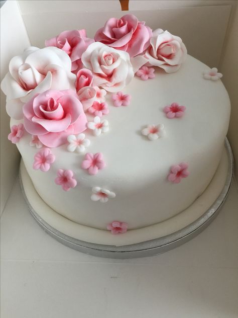 Birthday Cake Marzipan, Cake With Fondant Roses, Marzipan Birthday Cake, Fondant Rose Cake Design, Rose Themed Birthday Cake, Birthday Cake With Fondant Flowers, Rose Cake Ideas, White Cake With Pink Flowers, Birthday Cake With Roses