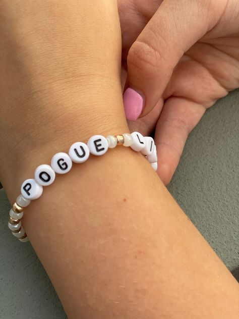 Outer Banks Stuff, Outer Banks Bracelets, Pogue Life Outfits, Outer Banks Vibes, Clay Bead Bracelet Ideas, Bead Bracelet Ideas, Beaded Braclets, Preppy Bracelets, Pogue Life