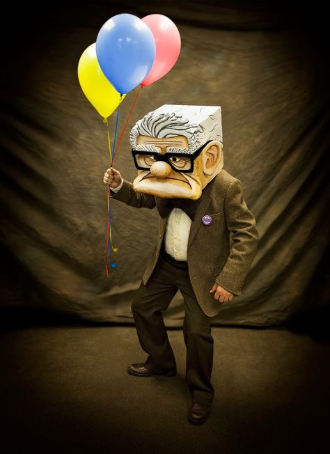 Carl Fredricksen from Up movie - Halloween Costume and How To Old Age Makeup, Creative Halloween Costumes Diy, Carl Fredricksen, Cardboard Mask, Up Movie, Movie Halloween Costume, Movie Halloween Costumes, Thats Me, Up Costume