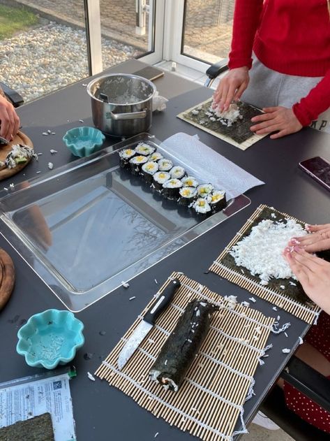 Sushi Making Party, Green Juice Girl, Gals Night, Creative Date Ideas, Making Sushi, Make Sushi, Lunch Party, Sushi Party, Sushi Night