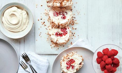 Mary Berry's easy Easter: Hazelnut meringue roulade with raspberries Raspberry Roulade, Garden Buffet, Mary Berry Cooks, Meringue Recipes, Meringue Roulade, Fun Easter Activities, Christmas Pavlova, Roulade Recipe, Hazelnut Meringue