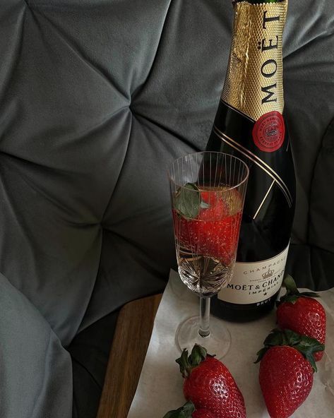 Champagne Aesthetic, Strawberry Cocktails, The Hating Game, Champagne Drinks, Strawberry Champagne, Drinks Cocktails, May Birthday, Fancy Drinks, Champagne Toast