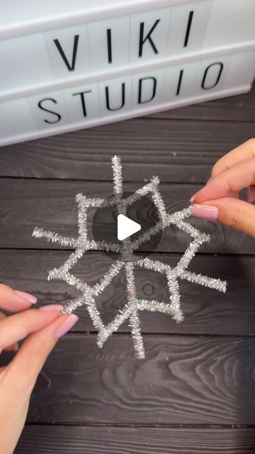 Diy Pipe Cleaner Snowflakes, Pipe Cleaner Snowflakes With Beads, Pipe Cleaner Christmas Crafts, Pipe Cleaner Snowflakes, Easy Christmas Craft, Diy Pipe, Studio Diy, Pipe Cleaner Crafts, Easy Christmas Crafts