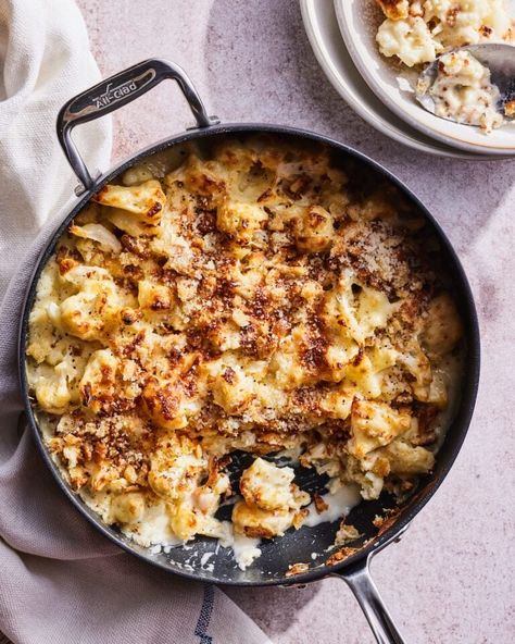 Cheesy Crispy Cauliflower Gratin - What's Gaby Cooking Alfredo Bake Recipe, Buffet Dessert, Whats Gaby Cooking, Autumn Side Dishes, Cauliflower Gratin, Christmas Side Dishes, Cheesy Cauliflower, Cheesy Sauce, Cauliflower Recipes