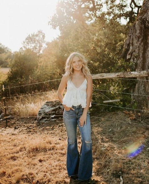 Cute Senior Pictures, Senior Photoshoot Poses, Western Photoshoot, Casual Country Outfits, Senior Photography Poses, Country Senior Pictures, Senior Photo Poses, Senior Photo Outfits, Southern Outfits