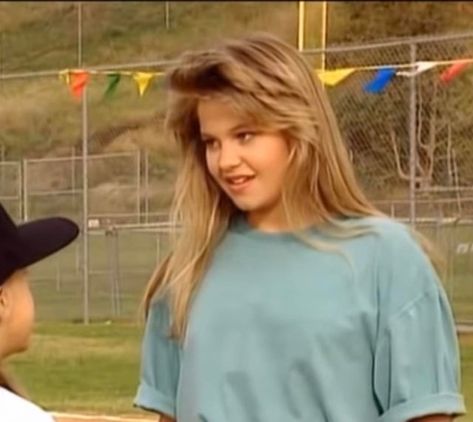 DJ Tanner Full House Season 4 Hair Dj Full House Hair, Dj Tanner Style, Full House Hairstyles, Dj Tanner Hair, 80s Face Claims, Dj Tanner Fuller House, Full House Dj Tanner, Dj Full House, Full House Show