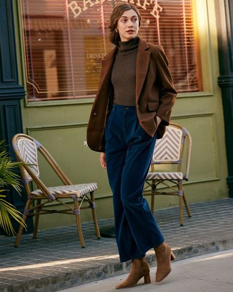 The High Waisted Pleated Wide Leg Pants #fashion #aesthetic #2023 London Fall Fashion Work, Womens Fall Business Outfits, Corduroyed Pants Outfits, Wide Leg Dress Pants Winter, 90s Fashion Business Casual, Navy Courderoy Pants Outfit, Business Formal Winter Outfits, Corporate Formal Women, Booties With Wide Leg Pants