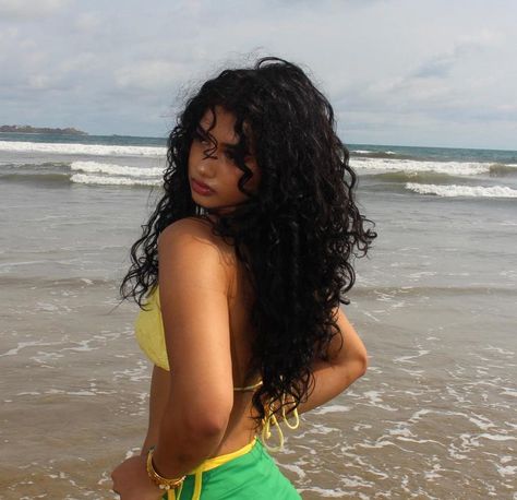 Curly Hair Beach Pictures, Latina Beach Aesthetic, Pretty Girl Aesthetic Curly Hair, Curly Hair At Beach, Curly Hair Beach Aesthetic, Curly Haired Girl Aesthetic, Curly Long Hair Aesthetic, Curly Hair Picture Ideas, Frizzy Hair Aesthetic