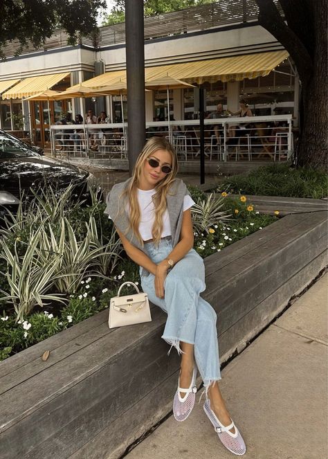 Ballet Flats Street Style, Flats Outfit Summer, Ballerina Flats Outfit, What To Wear In La, Arielle Lorre, Mary Janes Outfit, Casual Brunch Outfit, White Ballet Flats, Ballet Flats Outfit